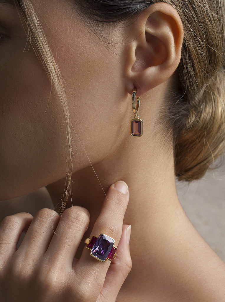 Pendientes con colgantes estilo aro con gema violeta