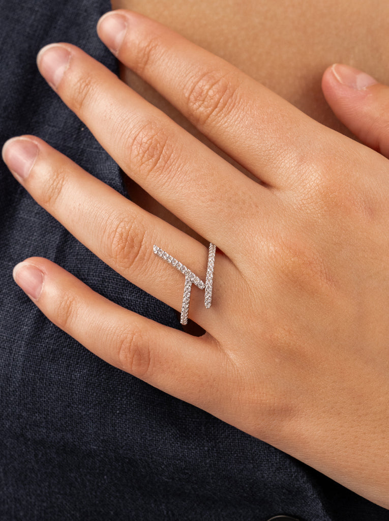 bague de design minimaliste et elegante de argent