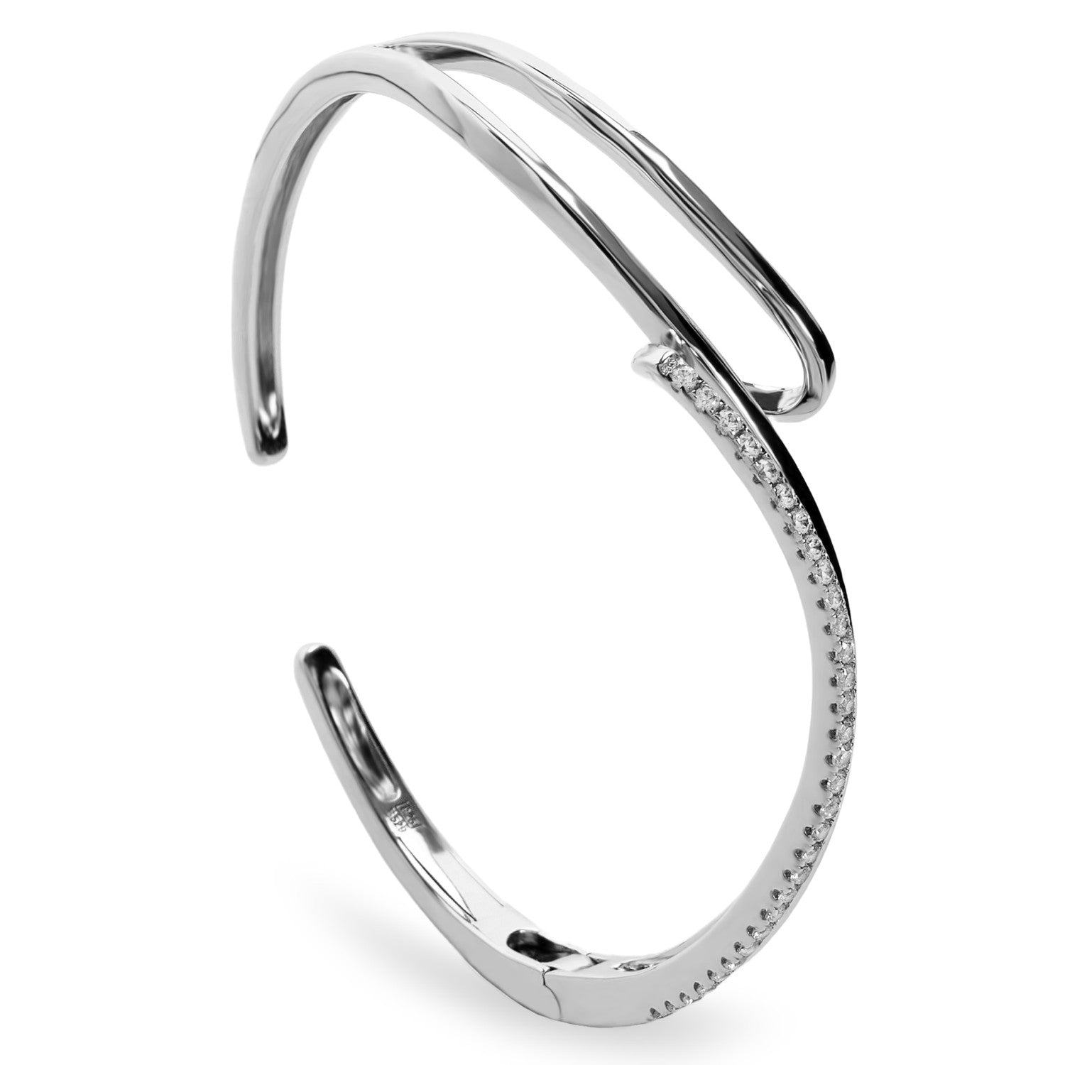 Esclava de plata con diseño elegante y moderno