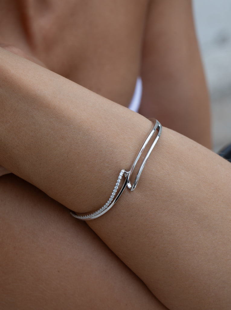 Esclava de plata con diseño elegante y moderno