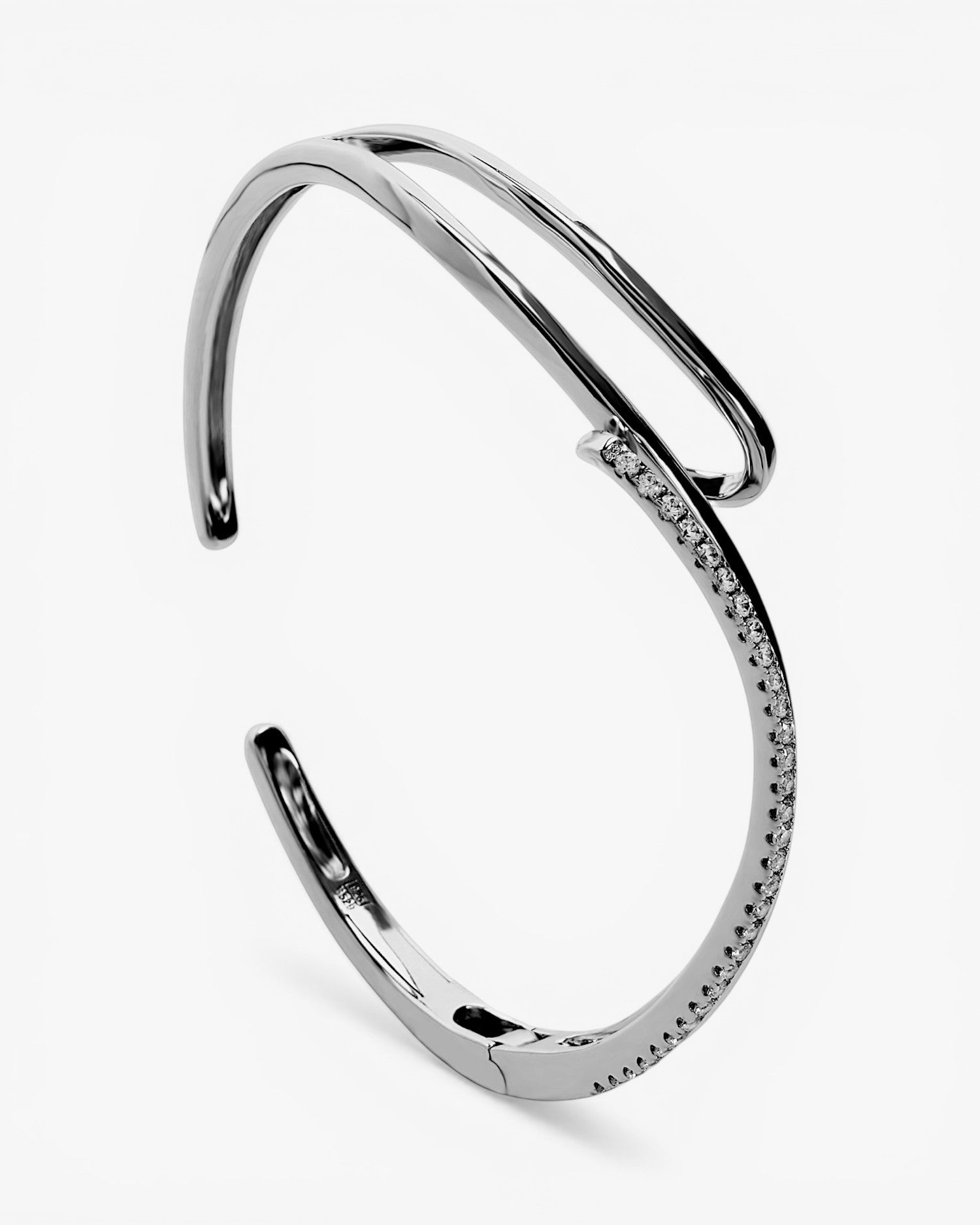 Esclava de plata con diseño elegante y moderno