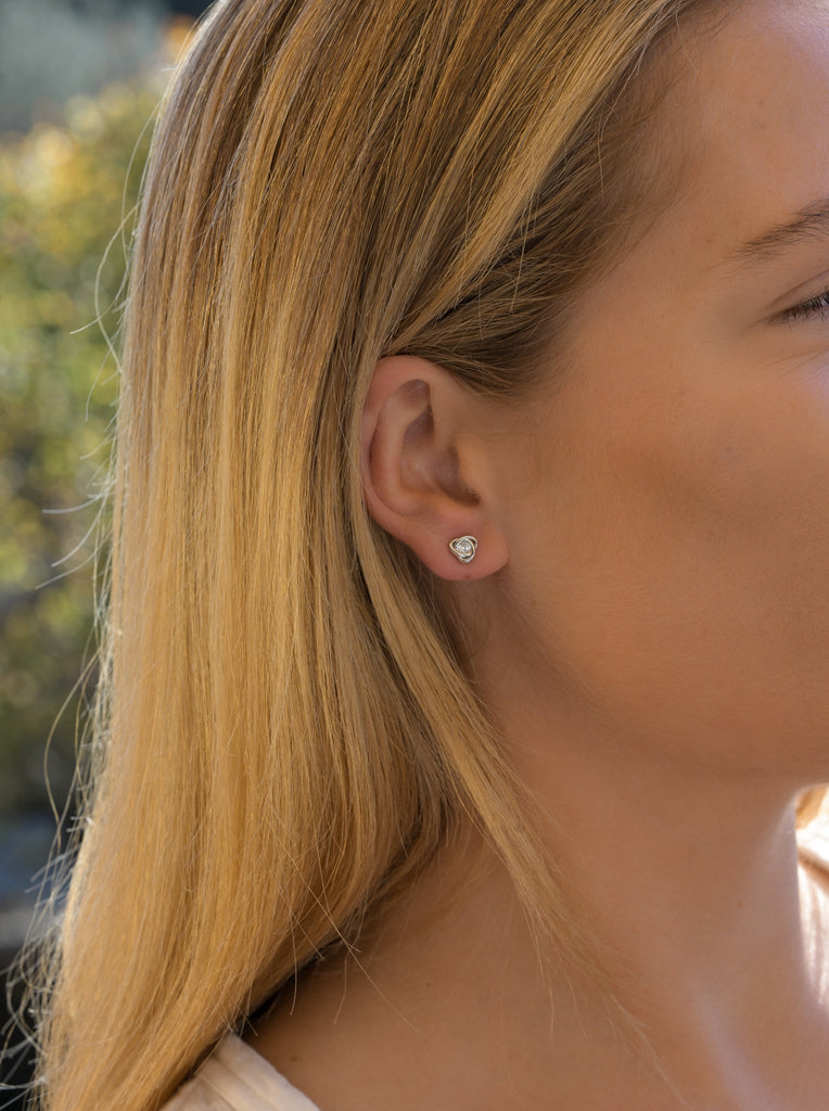 Petites boucles d'oreilles en argent à motif spirale ornées de zirconiums cubiques