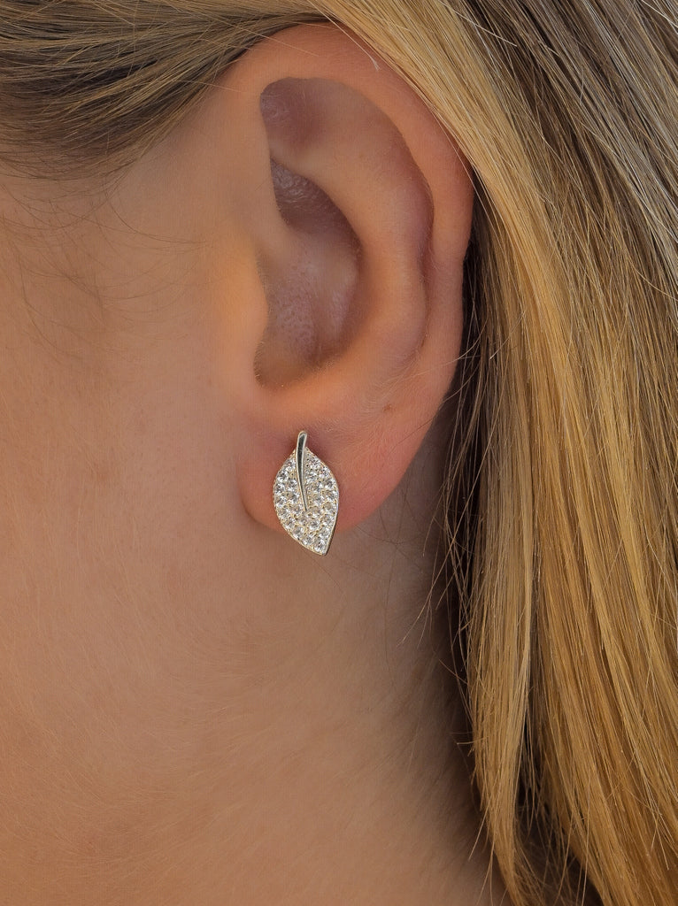 Pendientes pequeños de plata diseño hoja con circonitas