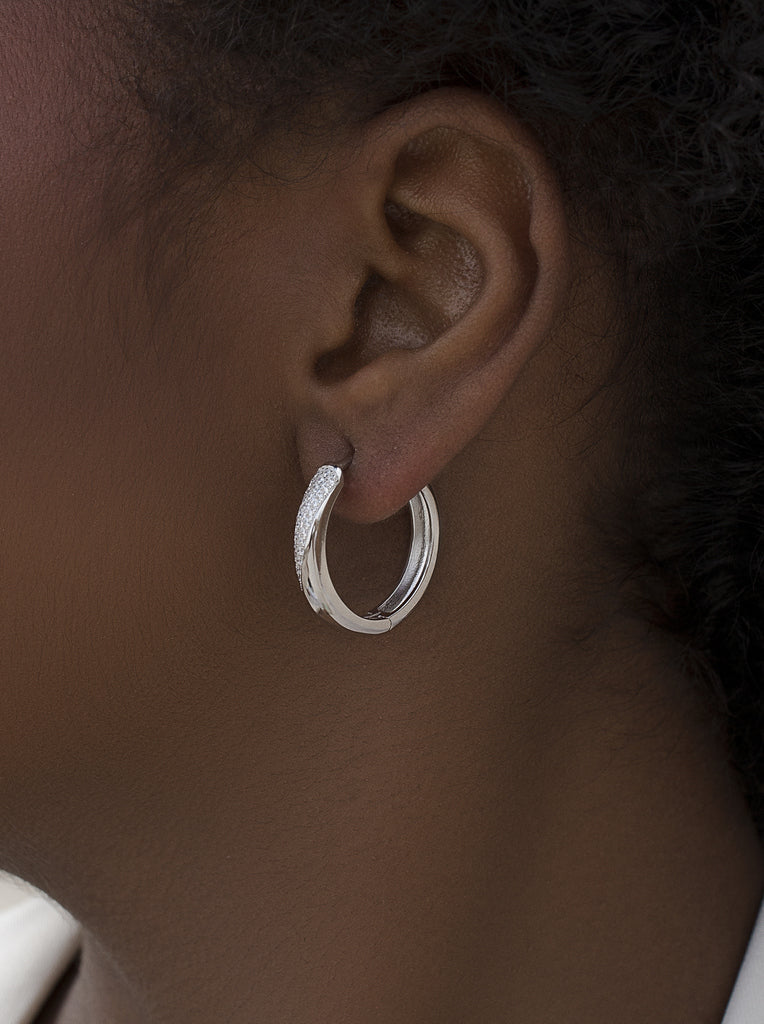 Pendientes de aro en forma oval con circonitas
