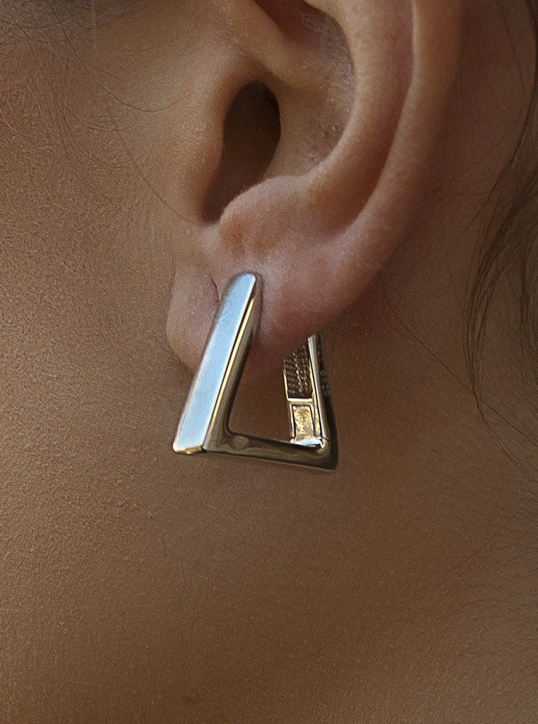 Pendientes aro de plata diseño triangular minimalista