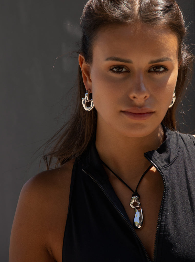 Pendientes de plata originales con diseño enlazado