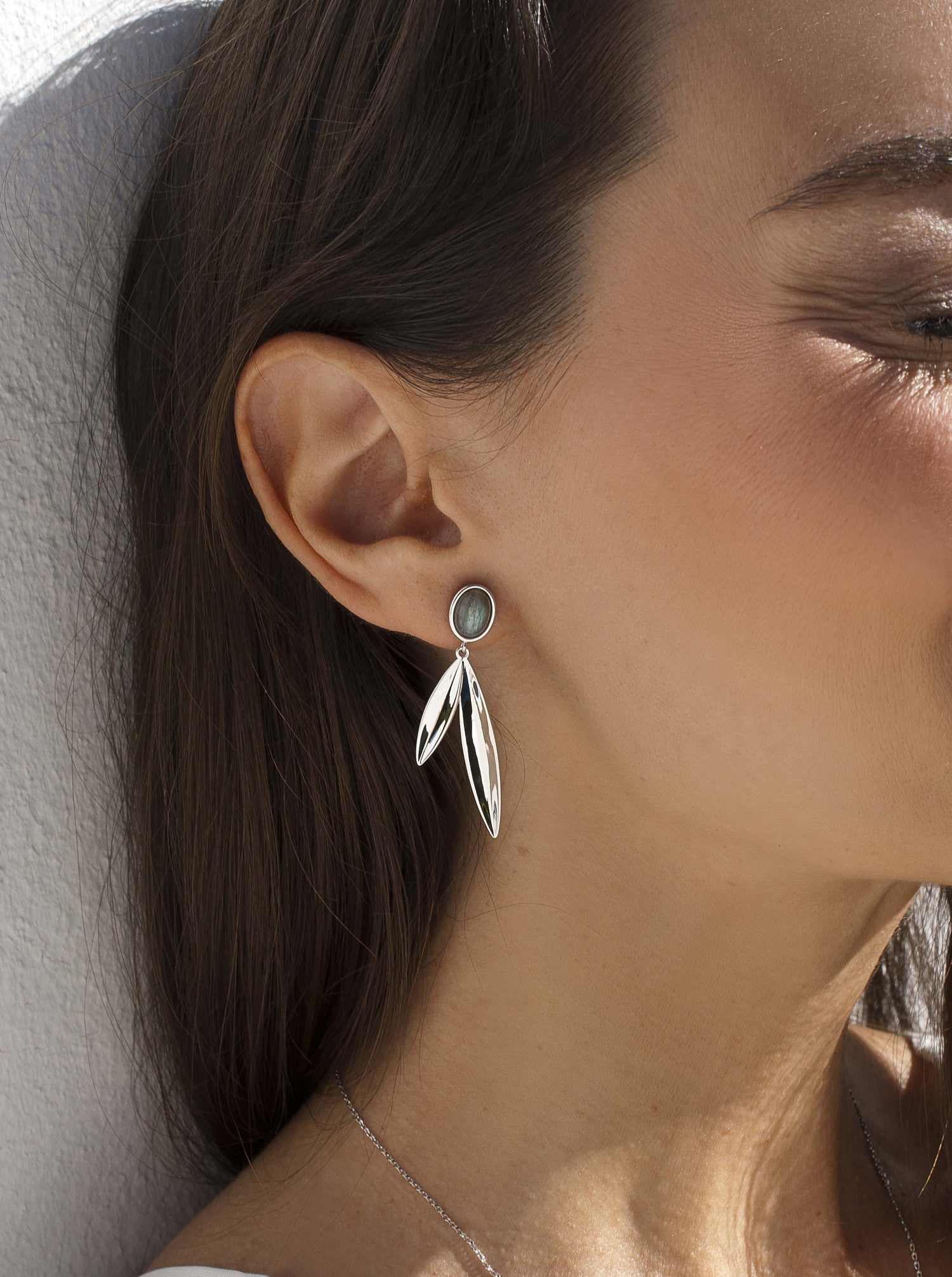 Pendientes largos diseño hojas con piedra labradorita
