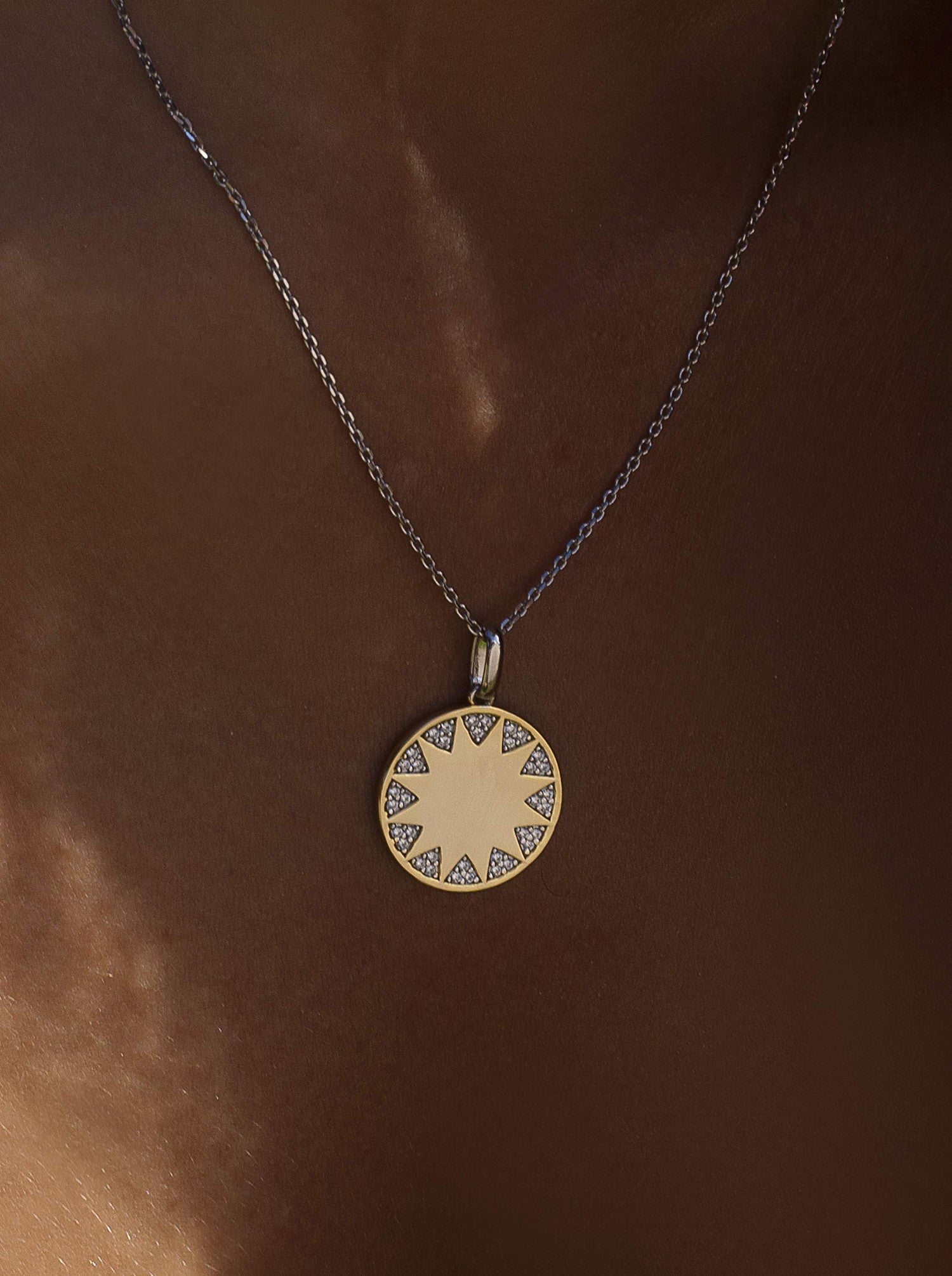 Collier créole bicolore avec pendentif soleil et zircone cubique