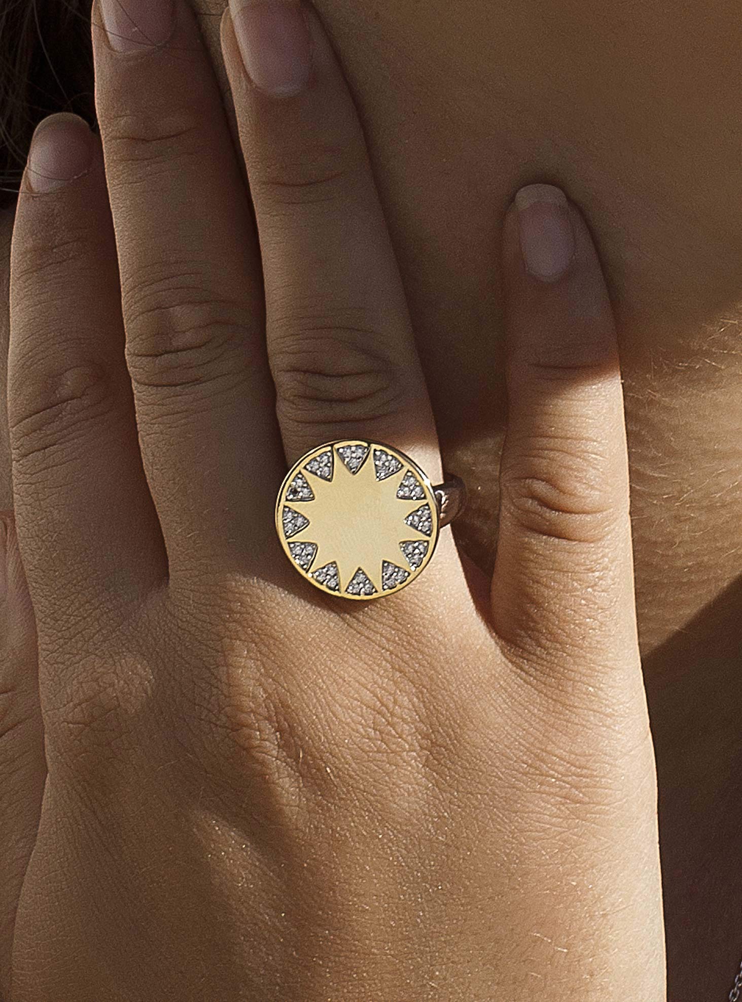 Anillo bicolor aro con colgante diseño solar con circonita