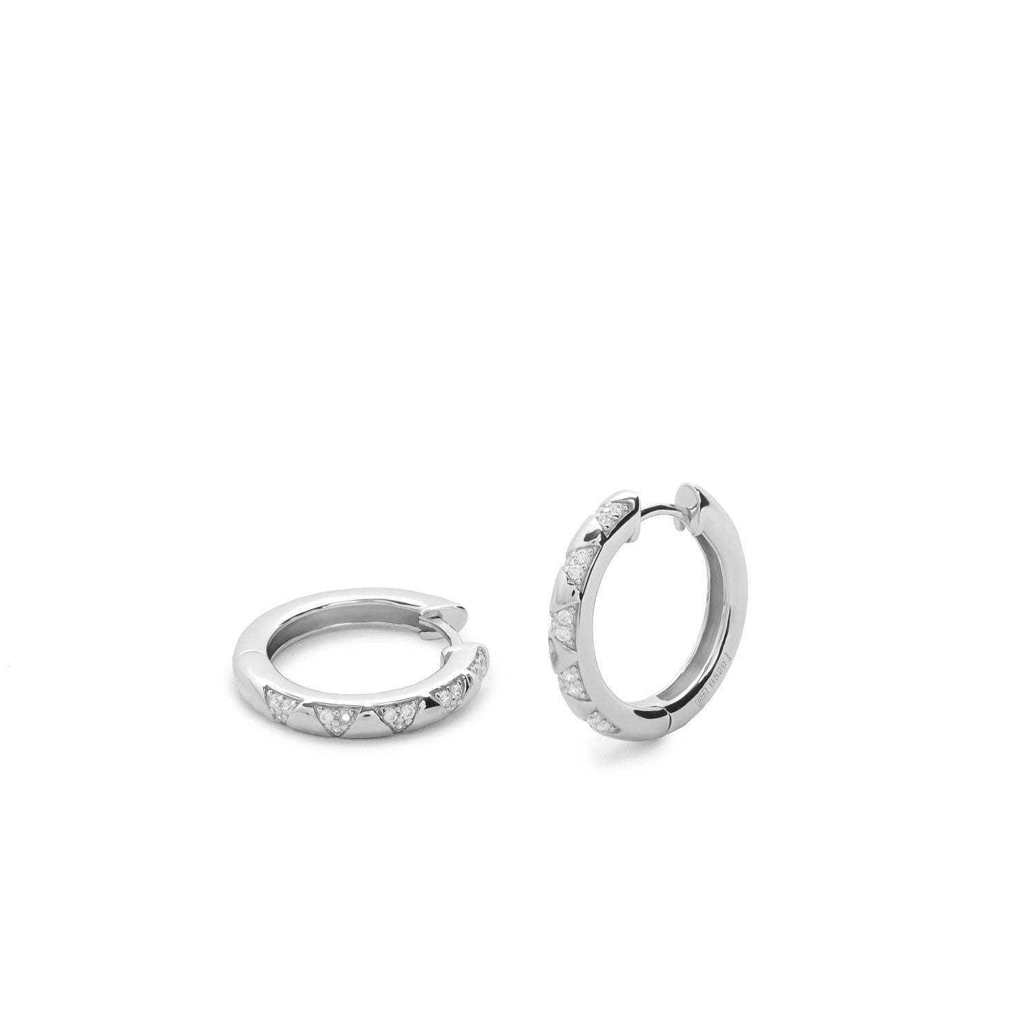 Boucles d'oreilles créoles en argent avec un design triangulaire et des pierres en oxyde de zirconium