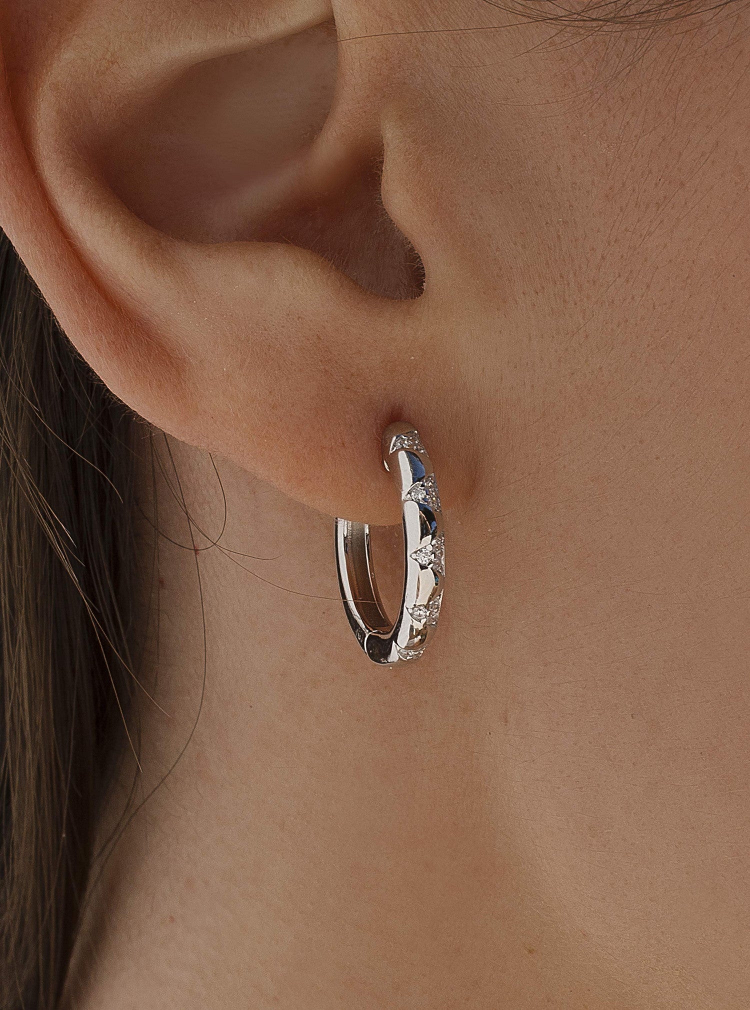Pendientes aro de plata con diseño triangular con circonitas