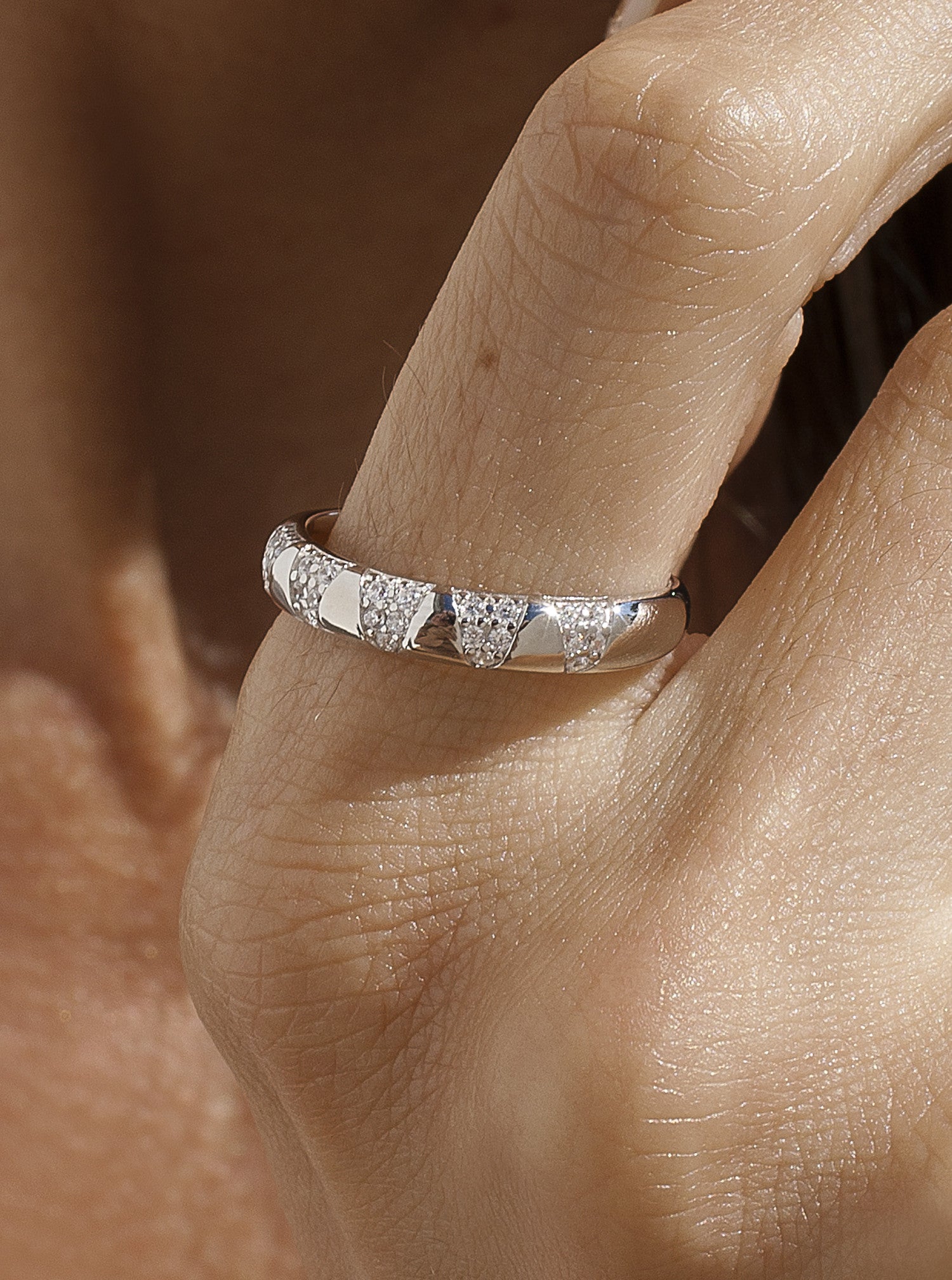 bague de argent design triangulaire avec zircons