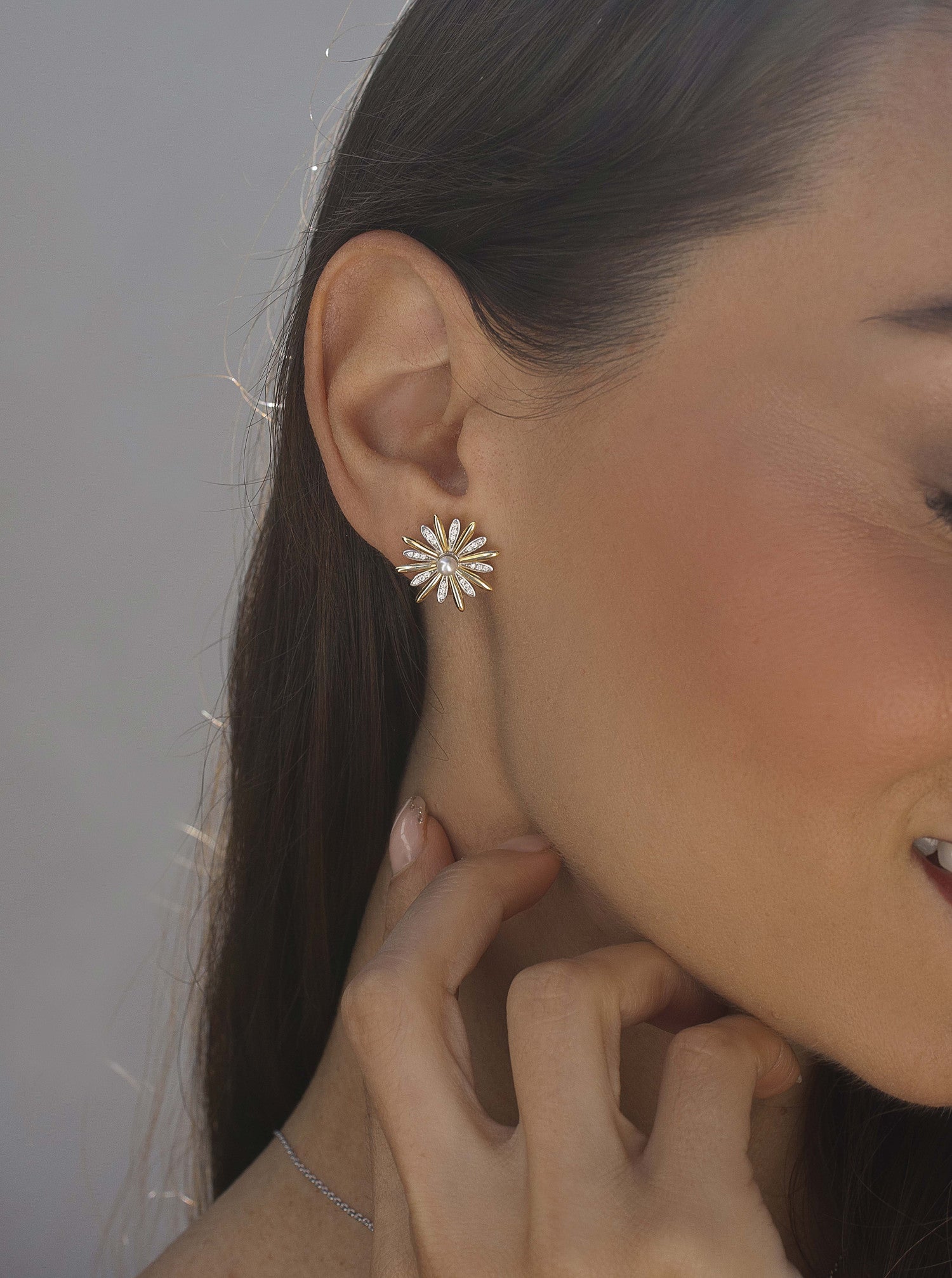 Pendientes bicolor de plata con diseño floral