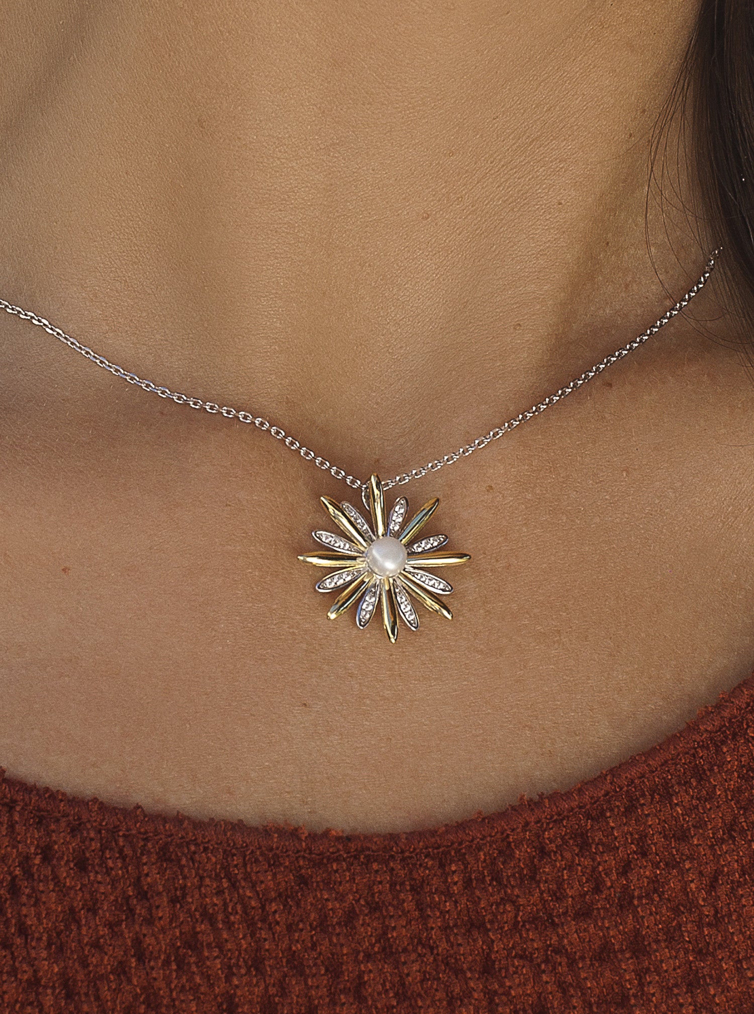 Colgantes bicolor de plata con diseño floral