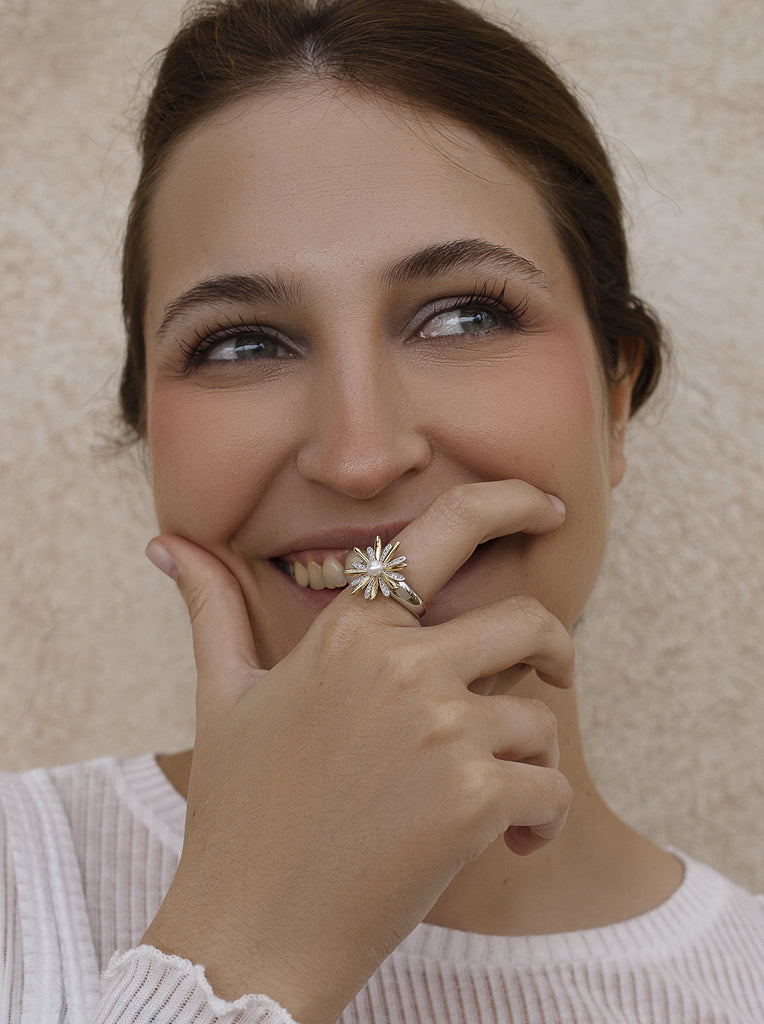 Anillos bicolor de plata con diseño floral