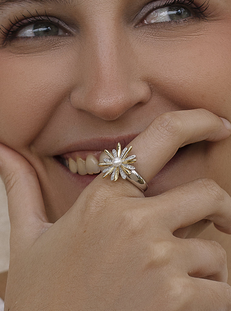 Anillos colgantes bicolor de plata con diseño floral