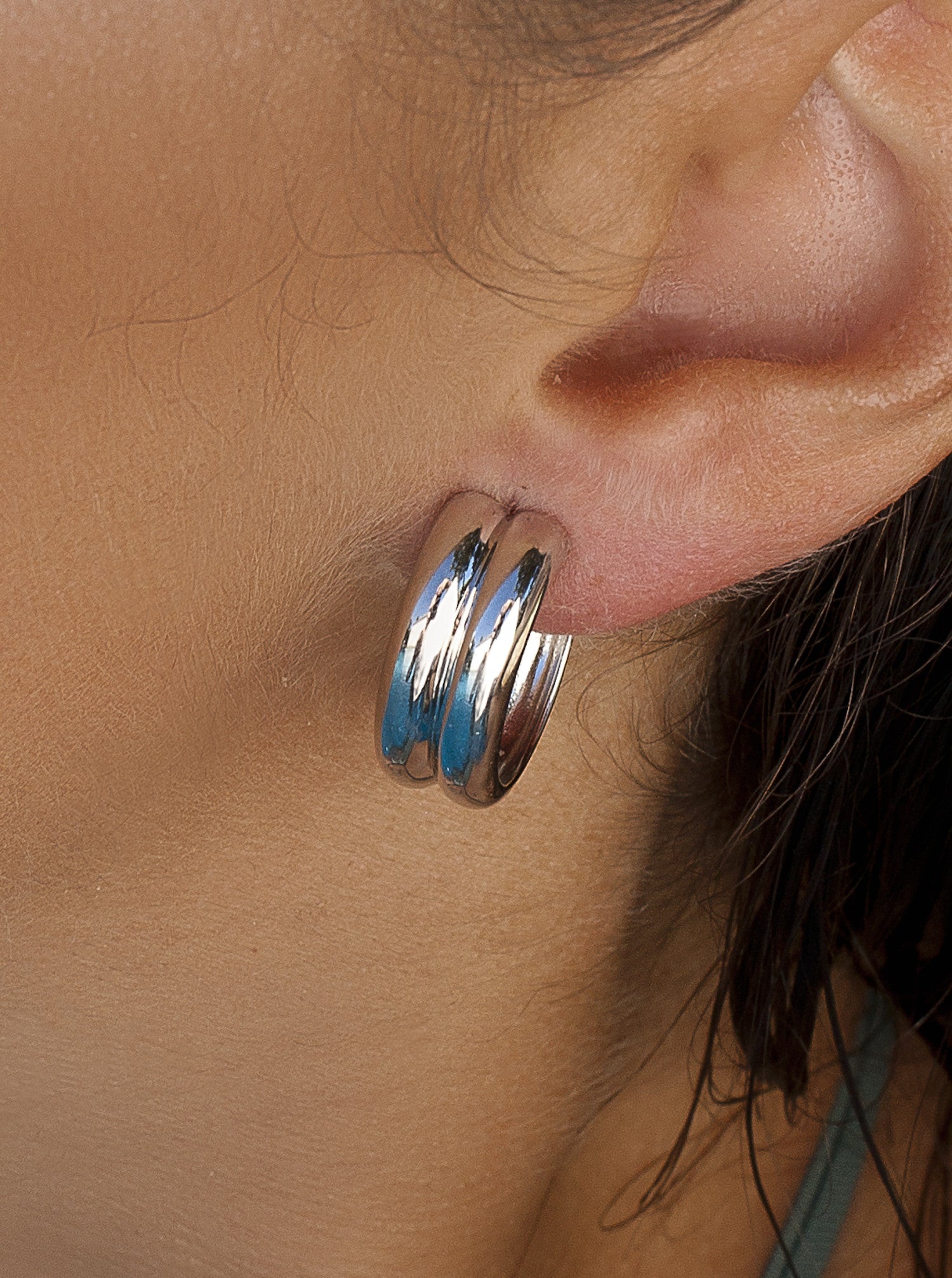 Pendientes de aro con diseño de doble banda en tono plateado