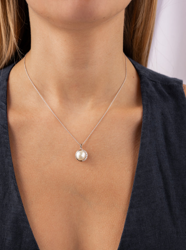 Collar de perla con envoltura de circonita