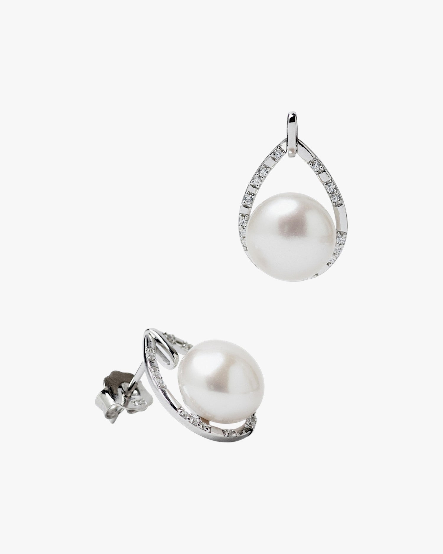 Boucles d'oreilles pendantes en perles ornées d'un zircon.