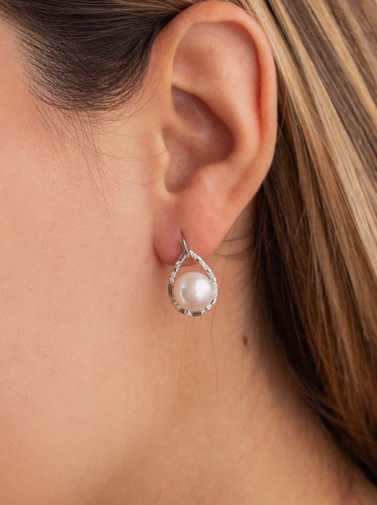Boucles d'oreilles pendantes en perles ornées d'un zircon.