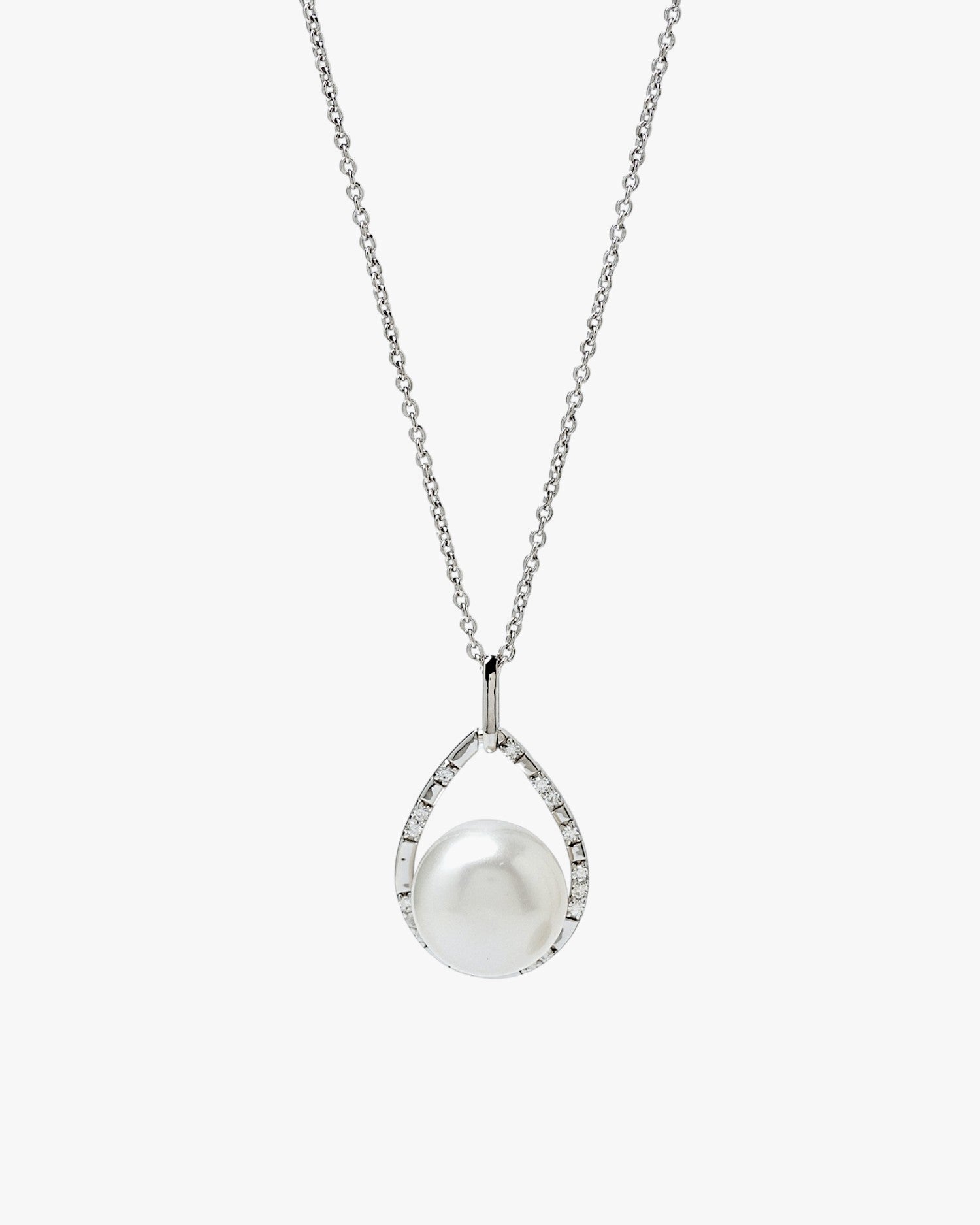 Collar de perla con envoltura de circonita en forma gota