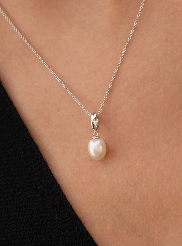 Necklace with pearl, classic and sophisticated design