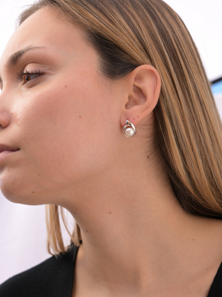 Pendientes de perla con envoltura de plata espiral