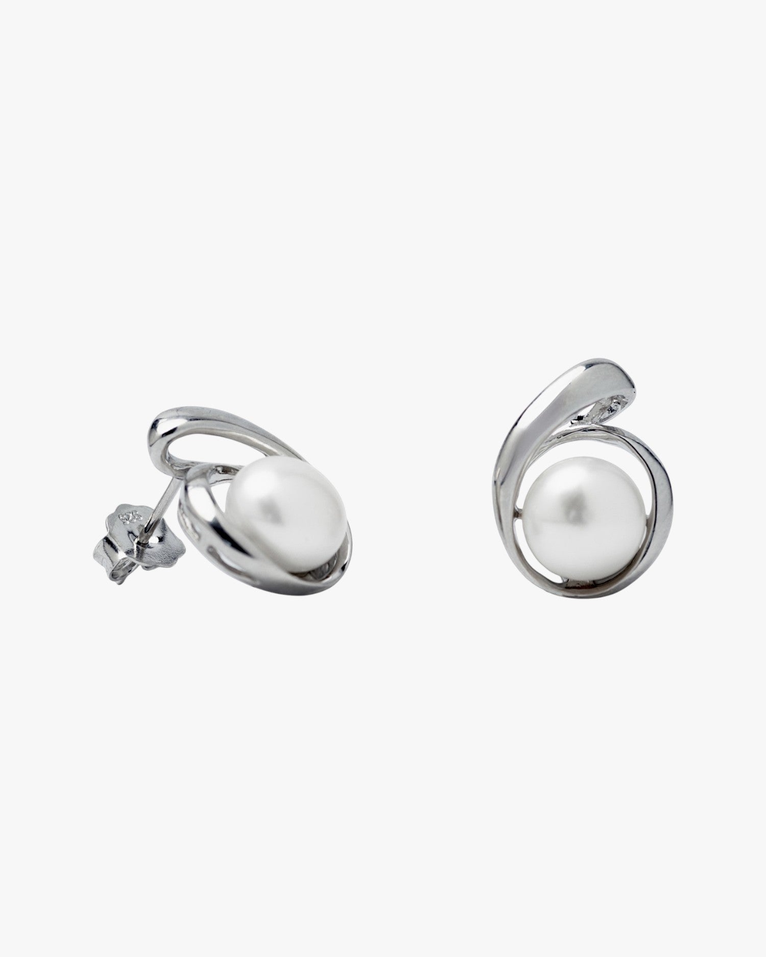 Pendientes de perla con envoltura de plata espiral