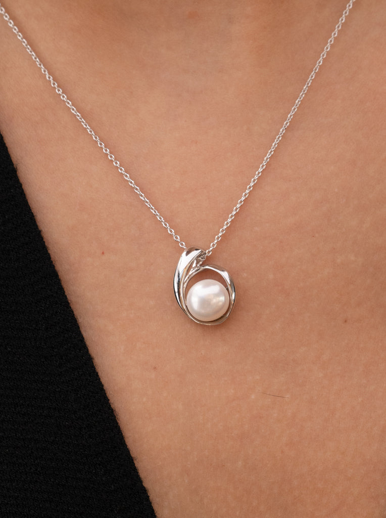 Collar de perla con envoltura de plata espiral