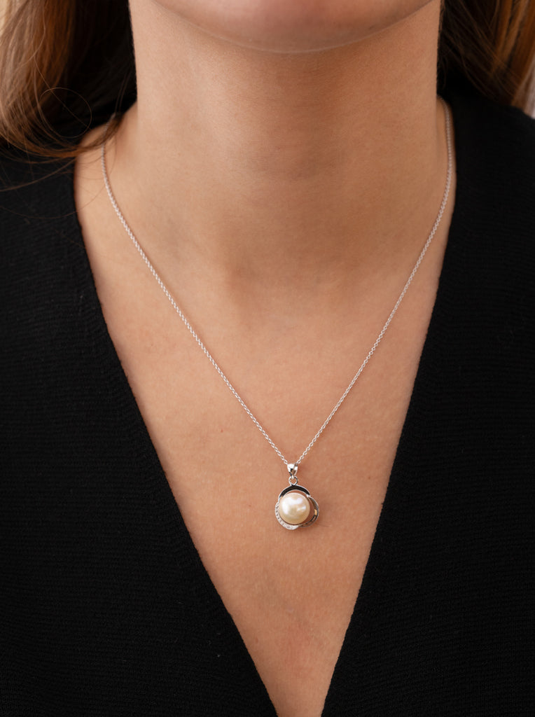 Collar con perla envoltorio espiral con circonitas