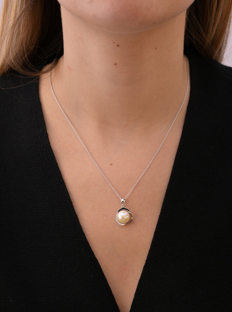 Collar con perla envoltorio espiral con circonitas