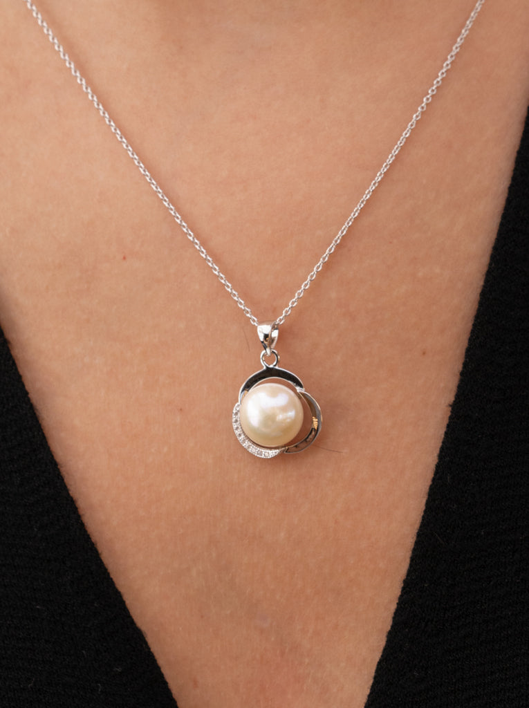 Collar con perla envoltorio espiral con circonitas