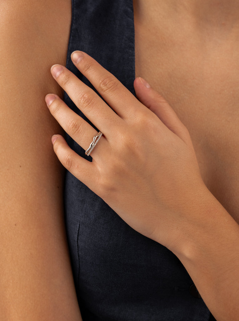 Anillo fino de plata irregular doble con circonitas