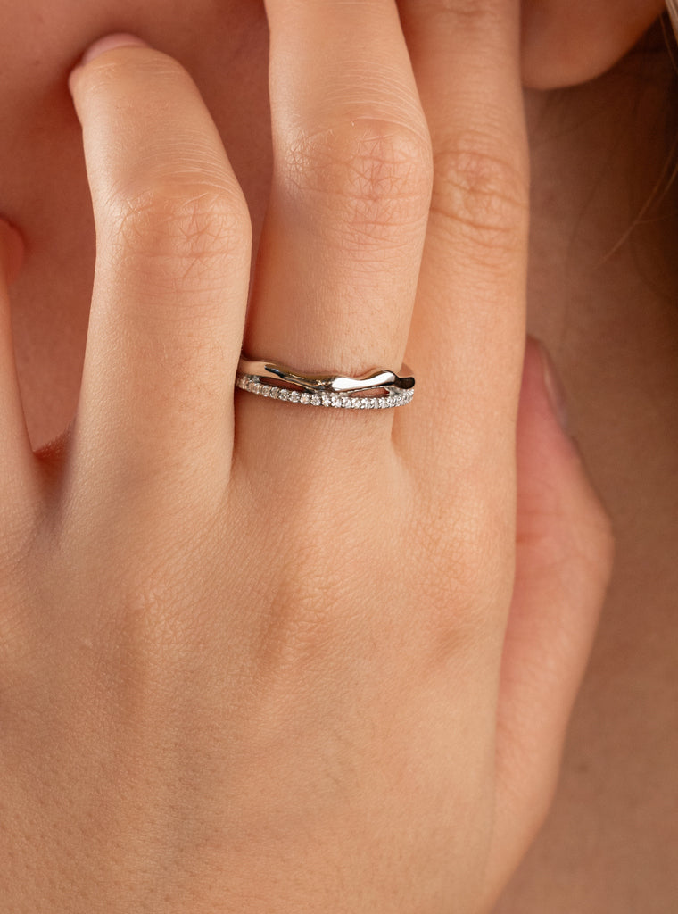 Anillo fino de plata irregular doble con circonitas