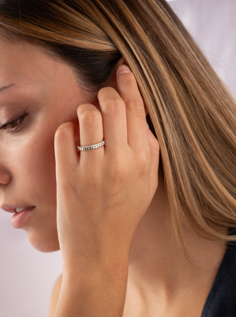 Anillo fino de plata doble con mini circulos y circonitas