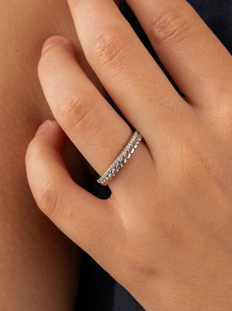 Anillo fino de plata doble con mini circulos y circonitas