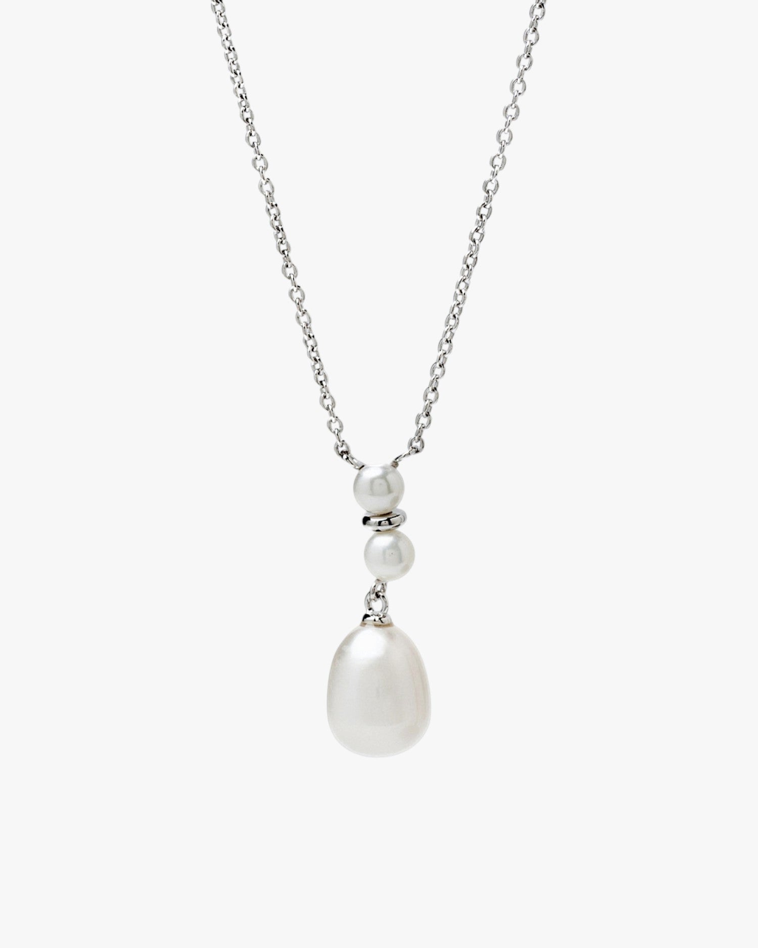 Collar con perla de plata estilo minimal y elegante
