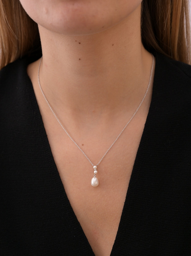 Collar con perla de plata estilo minimal y elegante