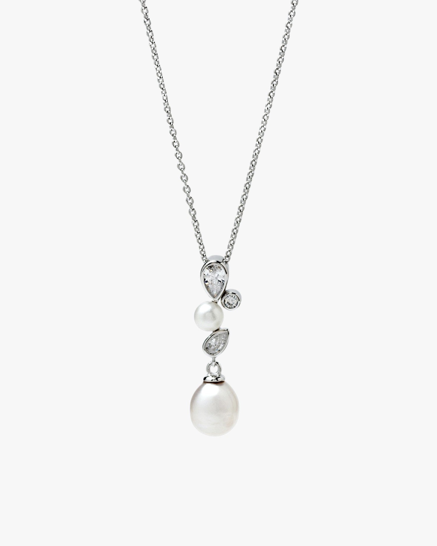 Élégants colliers de perles en argent ornés de zirconiums cubiques