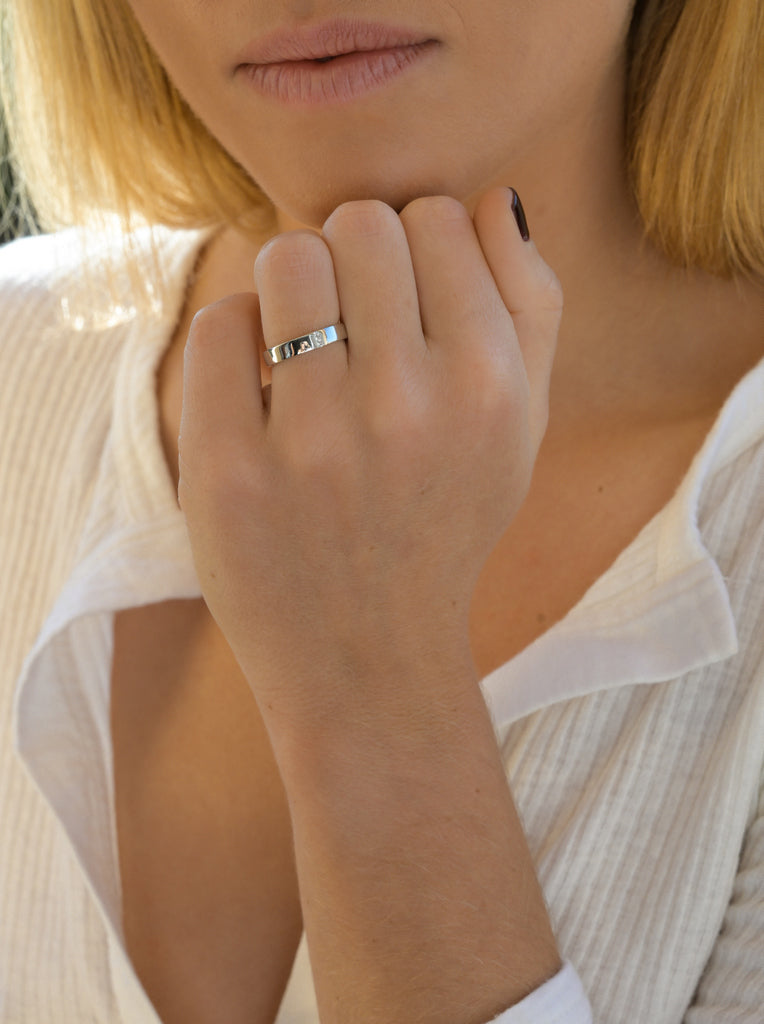 Classic design cubic zirconia rings with 3 mini cubic zirconia stones