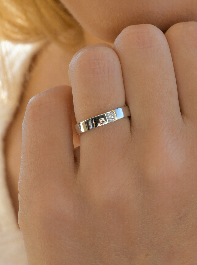 Classic design cubic zirconia rings with 3 mini cubic zirconia stones