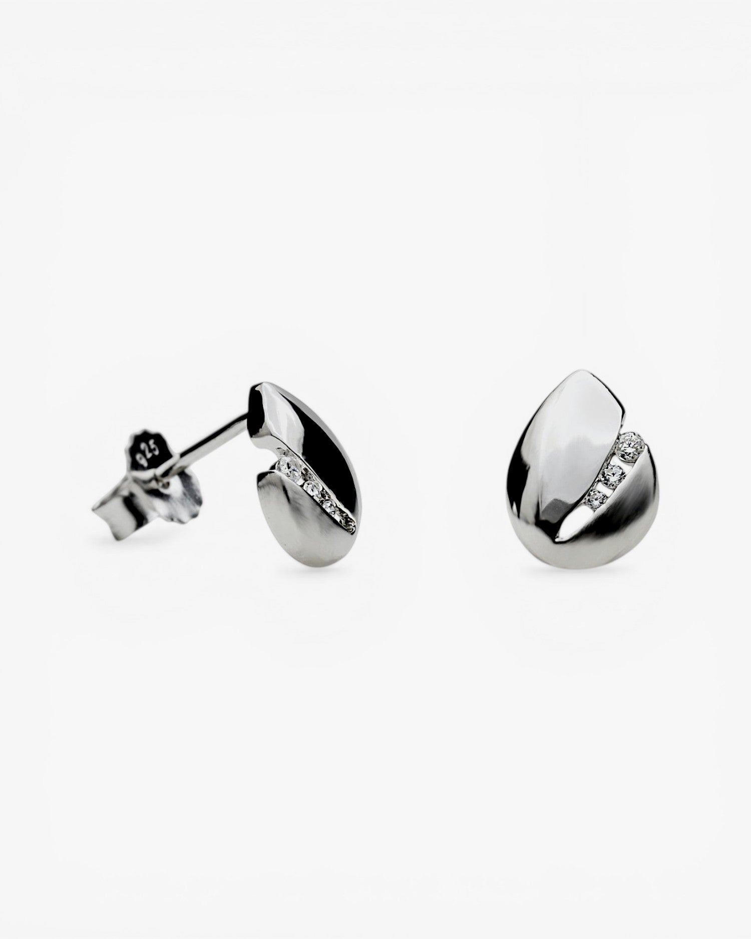 Pendientes pequeños de plata forma gota con circonitas