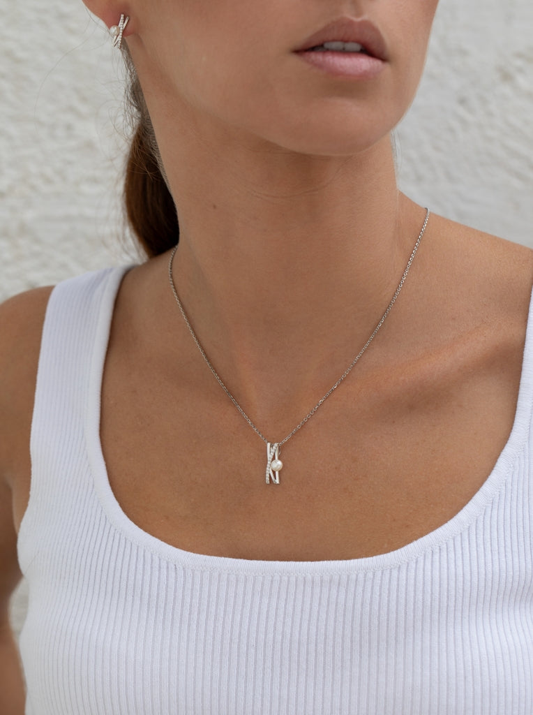 Collar de plata cruzado con circonita y perla
