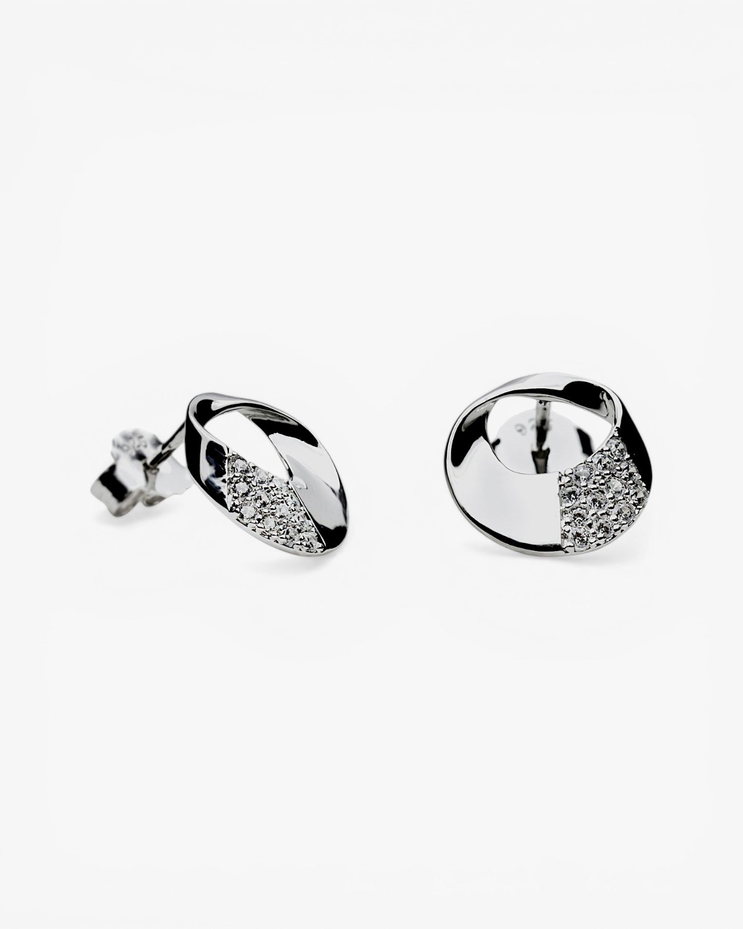 Pendientes pequeños de plata con circonitas circulares