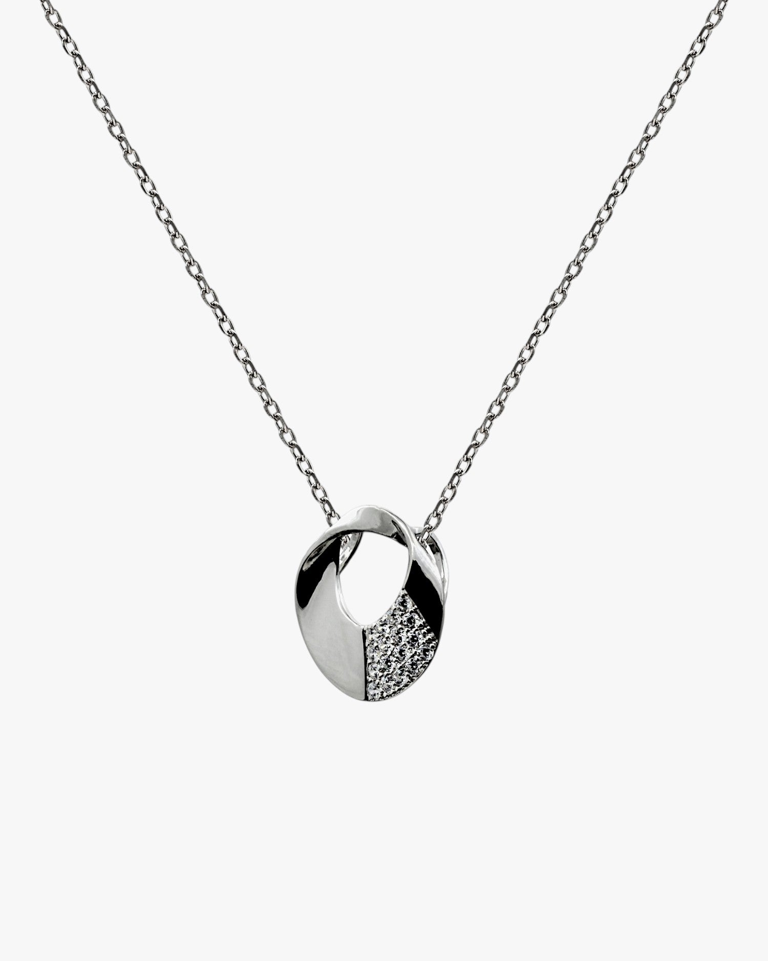 Collar pequeño de plata con circonitas circular