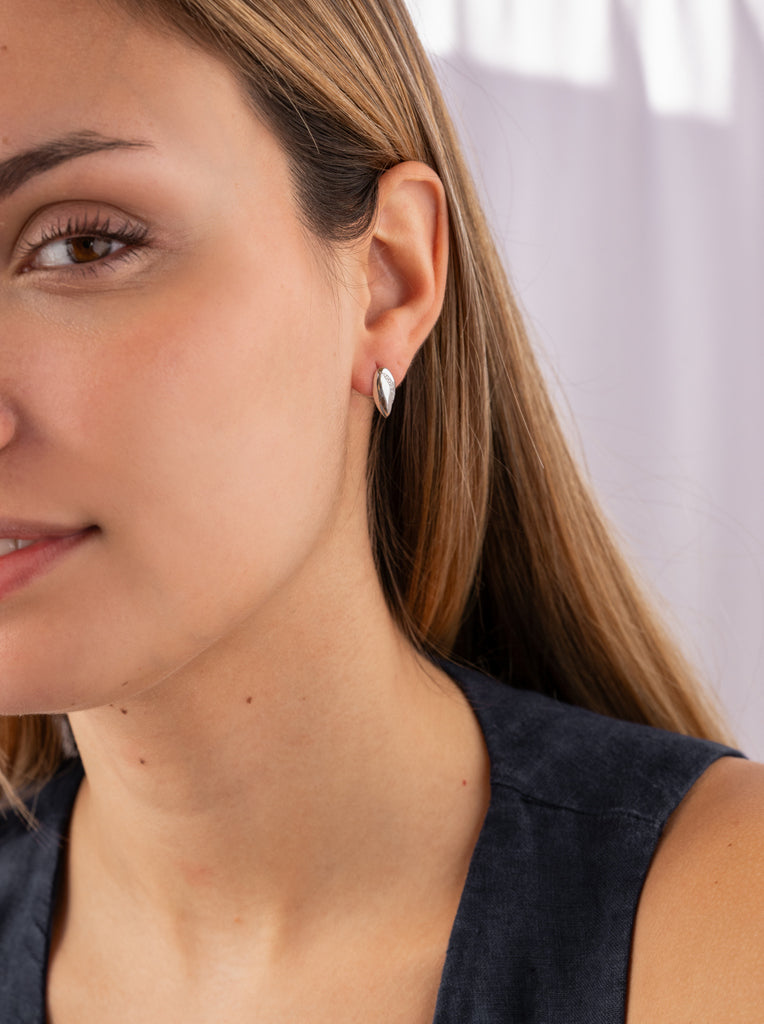 Pendientes pequeños de plata con circonita diseño abstracto