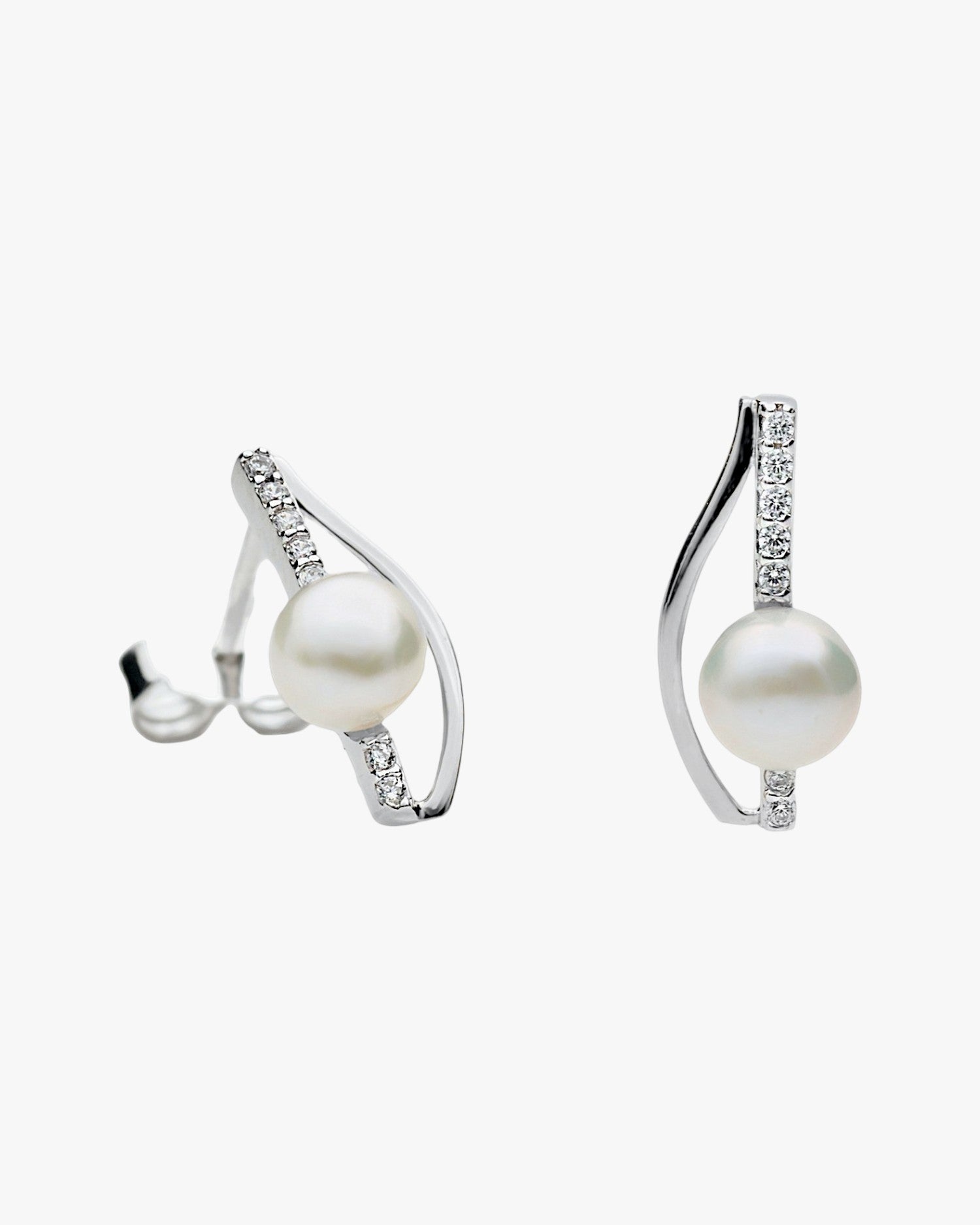 Pendiente con perla de plata y circonita diseño minimal y elegante