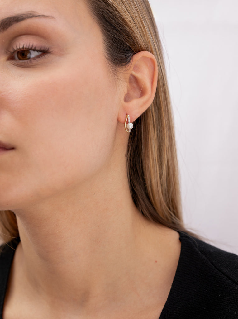 Silver pearl and cubic zirconia earring with a minimalist and elegant design