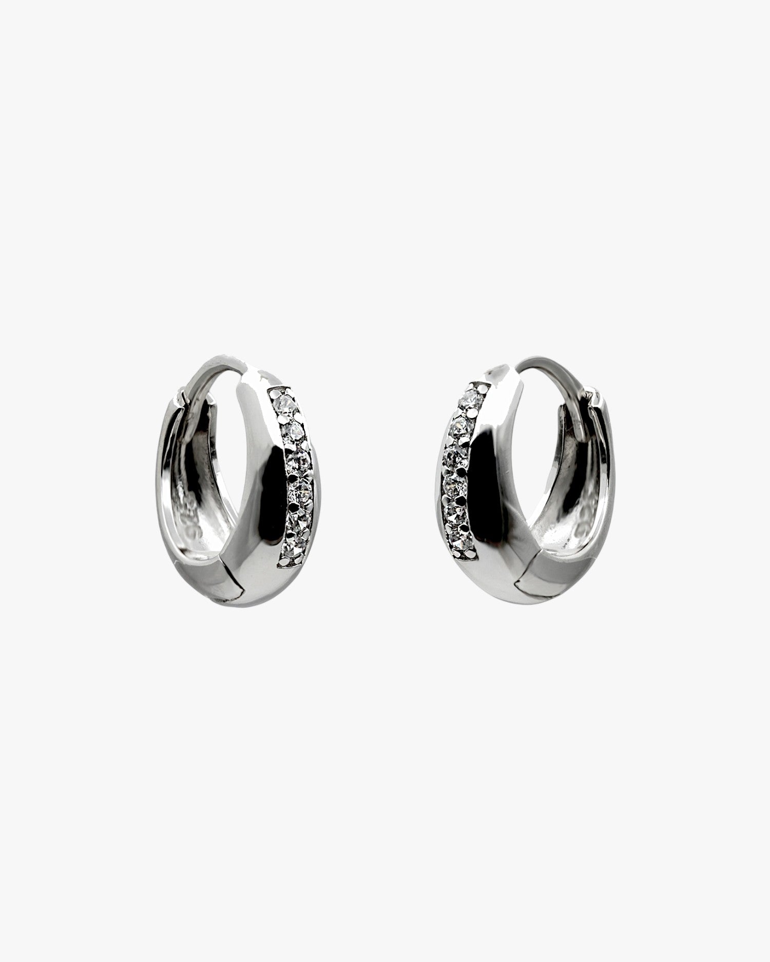 Pendiente de aro oval en gota con linea de circonitas