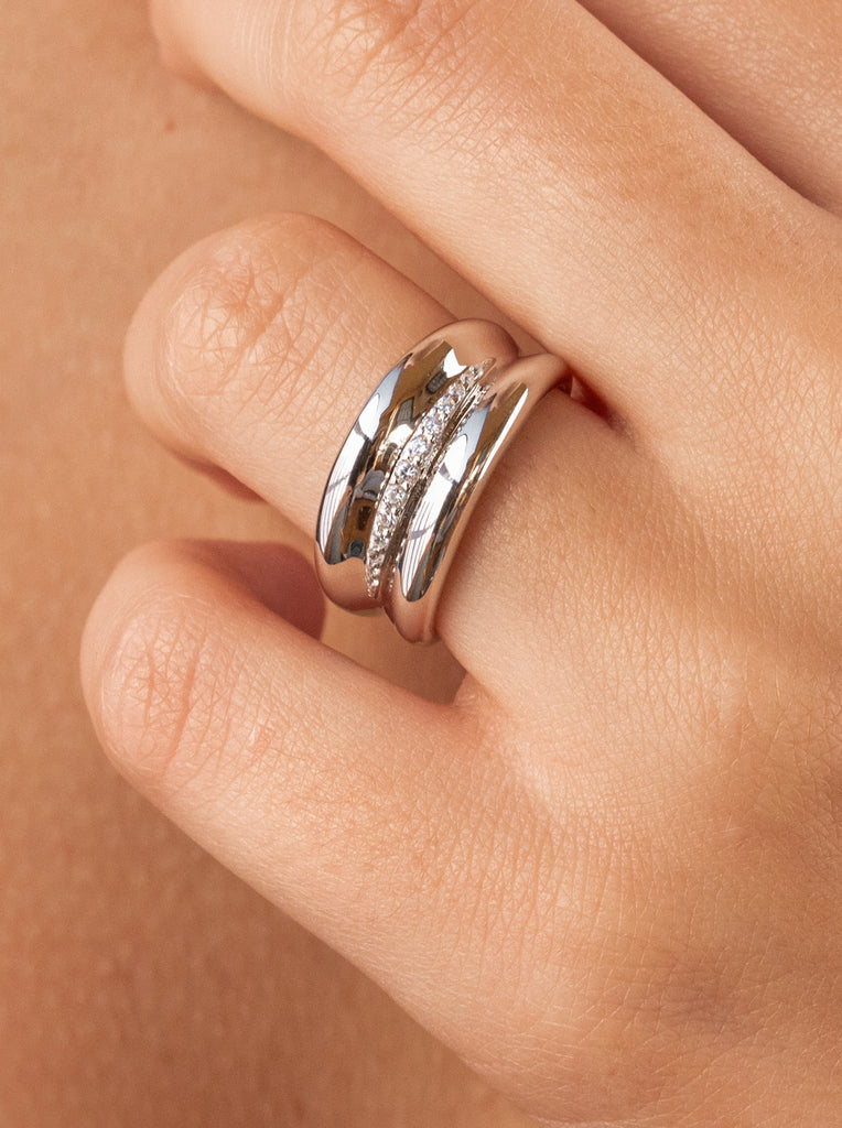 Anillo de plata con linea de circonitas central
